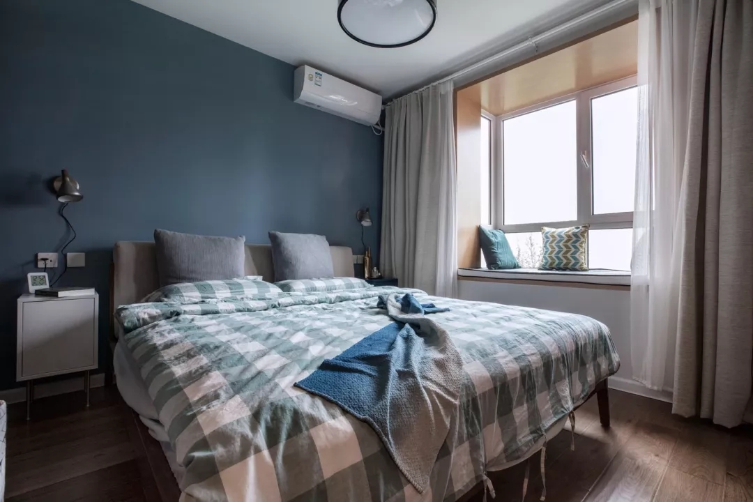 卧室： 卧室背景墙以蓝色为主，布艺床头靠垫，搭配一款青蓝白的格纹床单，温馨舒适。-陕师大：80㎡温馨北欧风，超赞榻榻米+吧台设计！